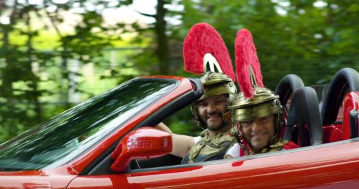 Voorbeeld vaan een reclamevideo met een Romeinse soldaat in een rode auto