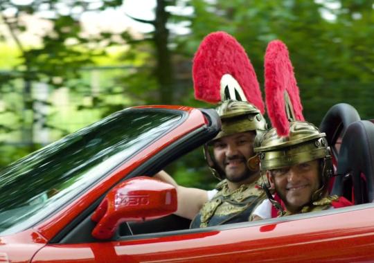 Voorbeeld vaan een reclamevideo met een Romeinse soldaat in een rode auto